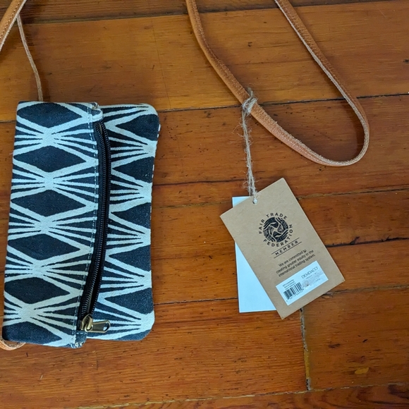 Crossbody canvas and leather purse zipper closure - Picture 3 of 5